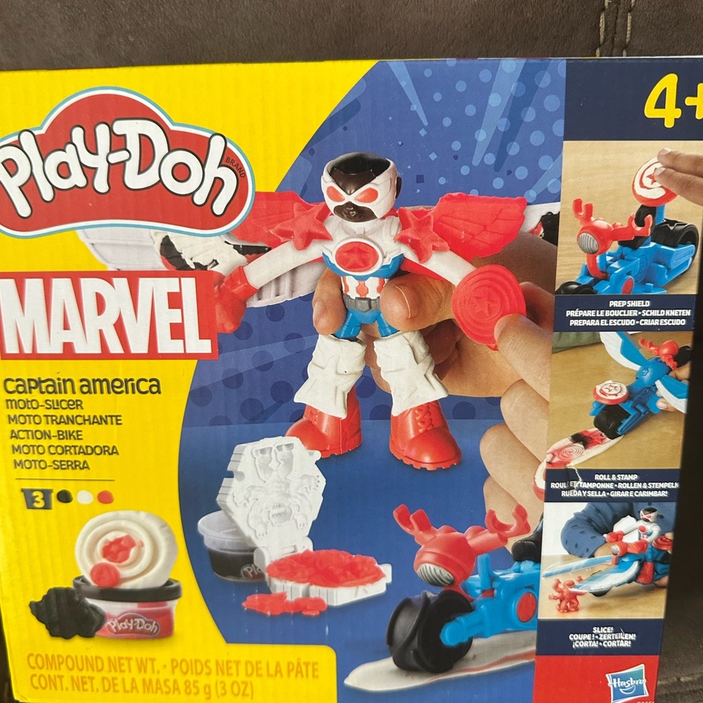 Marvel Play-Doh Captain America Action Set with Red and Blue
